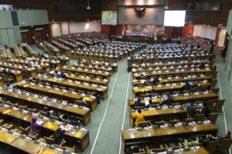 Suasana rapat paripurna dalam HUT DPR, Kamis (29/8/2013). Lebih dari setengah anggota DPR tak hadir dalam rapat paripurna ini.