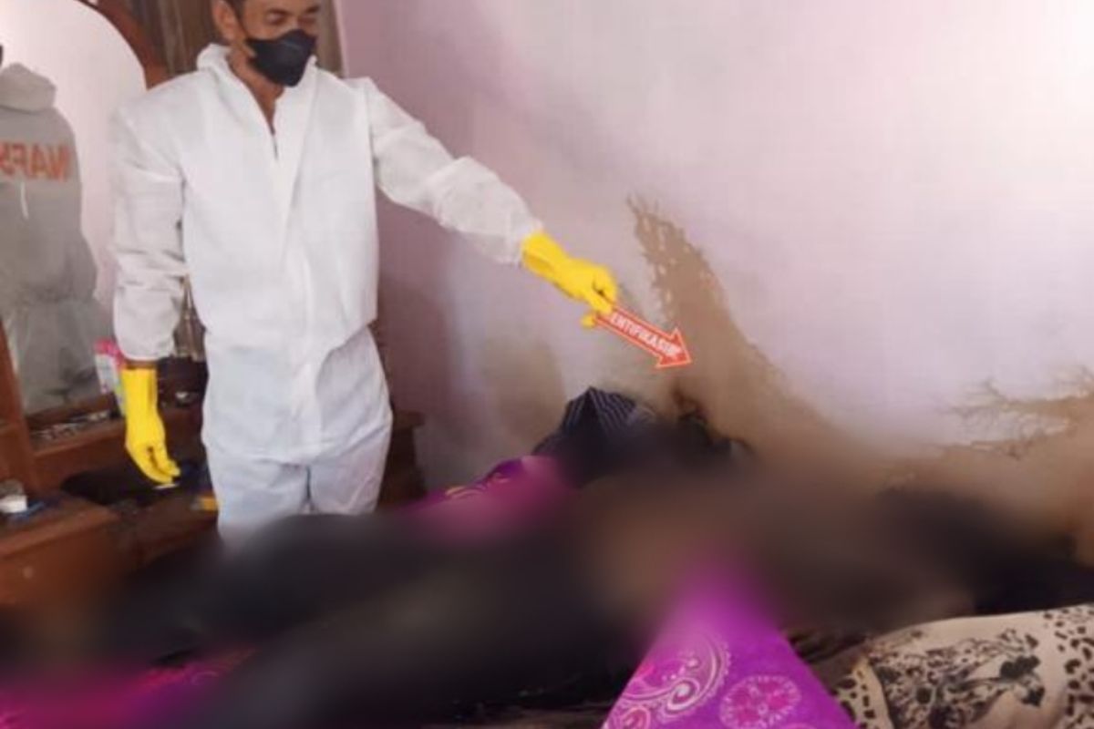 Polisi melakukan olah TKP penemuan mayat di Desa Tuwed, Kecamatan Melaya, Kabupaten Jembrana, Provinsi Bali.