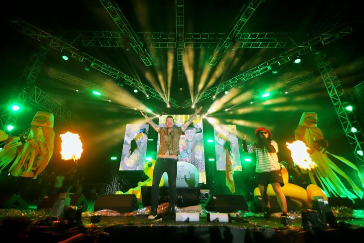 Grup band Secondhand Serenade berkolaborasi dengan Feel Koplo membawakan lagu Fall For You dalam versi aransemen koplo tradisional.