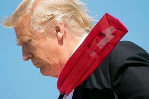 Semakin Banyak Selotip di Balik Dasi Donald Trump