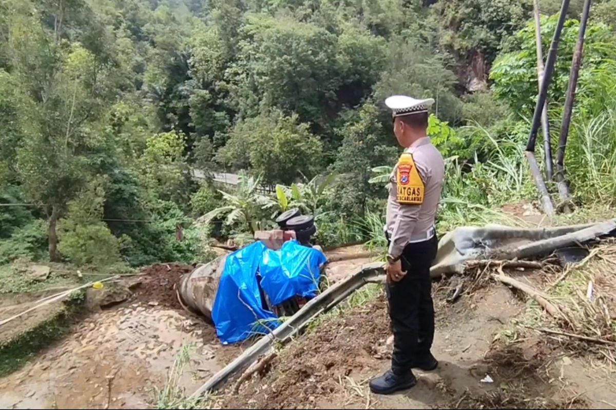 Polisi Satlantas Polres Pacitan, dilokasi truk pengaduk semen cair yang terperosok ke jurang sedalam 8 meter, di Kecamatan Tegalombo Pacitan Jawa Timur, Rabu (18/12/2024)