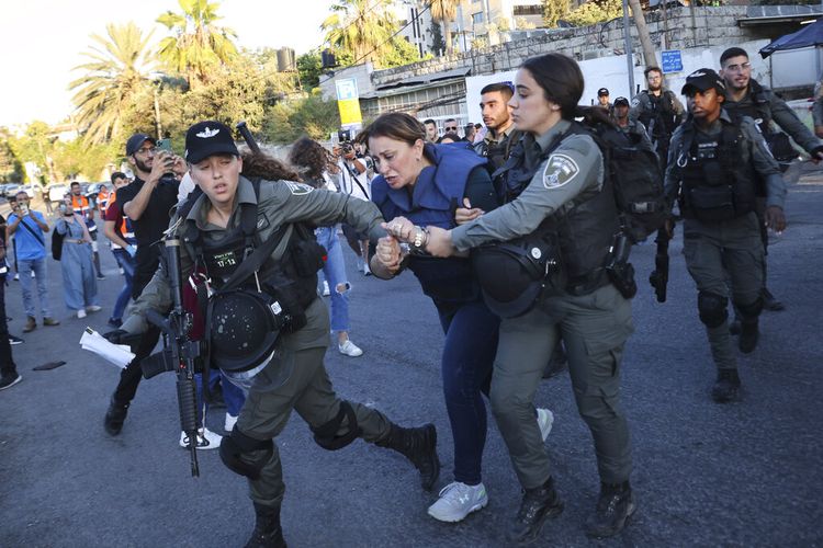 Pasukan Israel menangkap jurnalis Al Jazeera, Givara Budeiri, selama protes di lingkungan Yerusalem timur Sheikh Jarrah, Sabtu, 5 Juni 2021. 