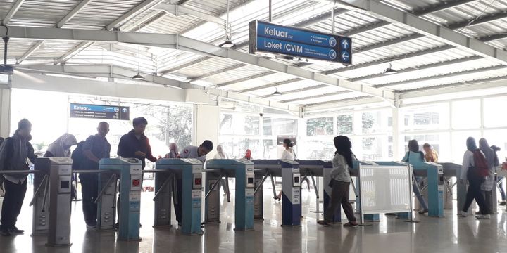 Tap out di gate stasiun tebet dibedakan bagi pengguna KMT dan kartu bank, Selasa (24/7/2018)
