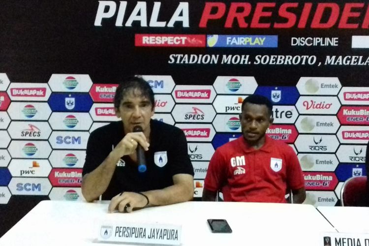 Pelatih Persipura Jayapura, Luciano Leandro, dalam jumpa pers setelah laga pamungkas babak penyisihan Grup C Piala Presiden 2019 melawan Kalteng Putra di Stadion Moch Soebroto, Sabtu (16/3/2019).
