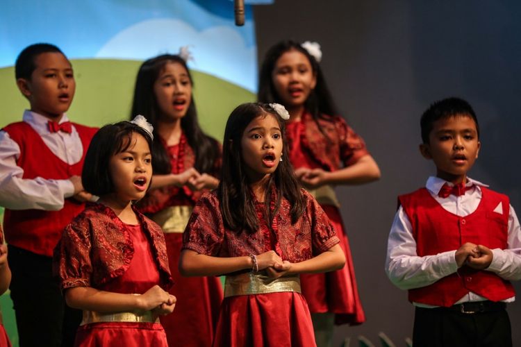 Peserta paduan suara tampil dalam babak final lomba paduan suara anak TK-SD Dendang Kencana di Bentara Budaya Jakarta, Palmerah Selatan, Jakarta Pusat, Sabtu (28/10/2017). Sebanyak 26 finalis siap memperebutkan gelar juara dalam babak final, terdiri dari 12 peserta kategori TK dan 14 peserta kategori SD.