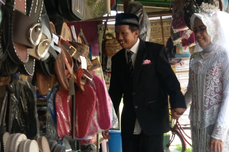 Paridi  membonceng Rohfangatun Maria Fiani,  mampir ke warung, beli sandal jepit, lantas menyedekahkan sandal itu ke Masjid Muqorrobin di Desa Brosot, Kecamatan Galur, Kulon Progo, Daerah Istimewa Yogyakarta.
