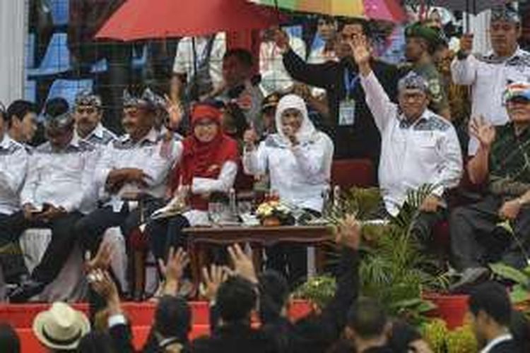 Gubernur Jawa Barat, Aher menyapa para kontingen Peparnas XV Jawa Barat di Stadion Siliwangi Bandung, Senin (24/10/2016)
