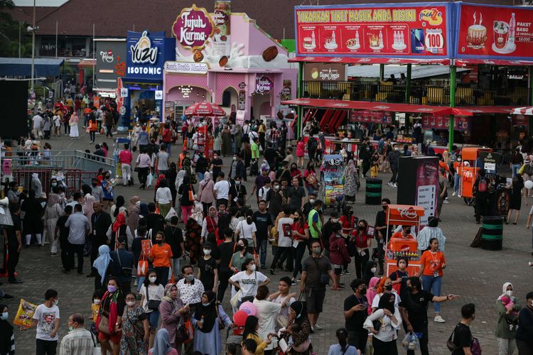 Suasana Jakarta Fair Kemayoran di JI Expo, Jakarta, Kamis (23/6/2022). Berburu diskon dan menyaksikan konser musik menjadi daya tarik warga mengunjungi Jakarta Fair Kemayoran.