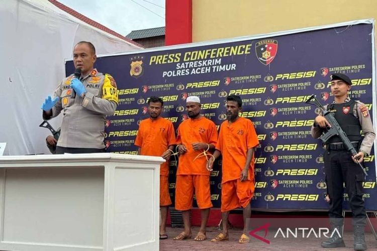 Kapolres Aceh Timur AKBP Andy Rahmansyah menjelaskan peran tiga warga Rohingya yang menjadi tersangka penyelundupan orang, Jumat (22/12/2023). Tiga orang itu menjadi tersangka penyelundupan 50 imigran Rohingya yang mendarat di Desa Seuneubok Baroh, Kecamatan Darul Aman, Kabupaten Aceh Timur, Kamis (14/12/2023) .