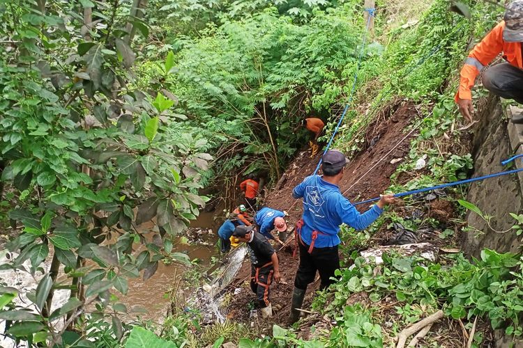 Berbagai petugas dari PDAM Kota Batu, PDAM Kota Malang, HIPAM Bumiaji dan lainnya sedang melakukan perbaikan pipa terputus akibat longsor di Dusun Kungkuk, Desa Punten, Kota Batu, Jawa Timur pada Kamis (10/3/2022).