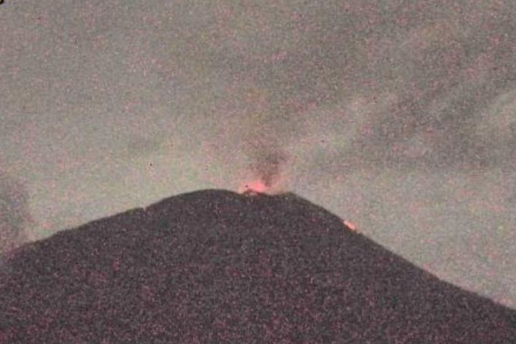 Foto: Gunung Ile Lewotolok meletus, Selasa (4/4/2023).