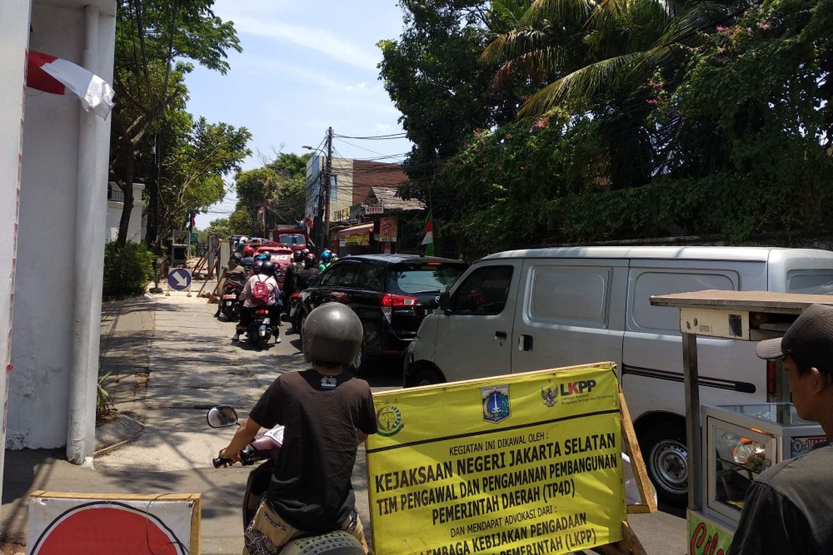 Kemacetan akibat pembangunan saluran air di Jalan Kemang Utara, Senin (17/9/2018).