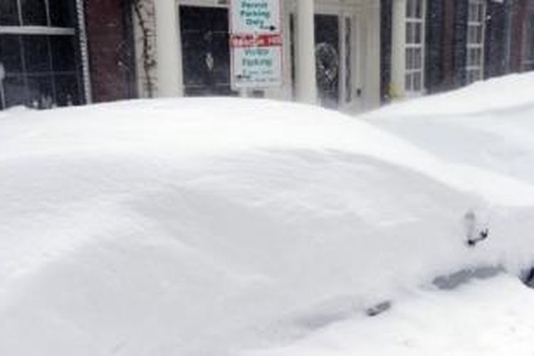 Mobil-mobil di Kota Boston tertimbun salju yang turun sejak Minggu (15/2).