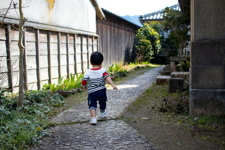 Manfaat jalan kaki untuk anak tak hanya sebatas pada kesehatan fisik, tapi juga perkembangannya. 