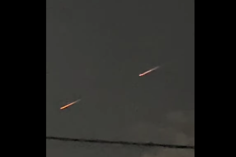 Tangkapan layar video viral dua benda bercahaya seperti meteor jatuh di langit Pekanbaru.