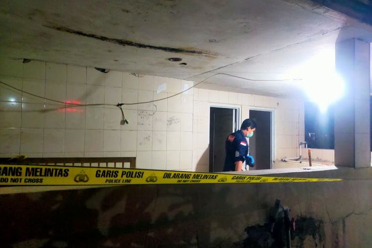 Polisi saat melakukan olah Tempat Kejadian Perkara (TKP) penemuan jasad anak laki-laki yang tewas di toilet masjid di Desa Sadasari, Kecamatan Argapura, Kabupaten Majalengka, Jawa Barat, Sabtu (18/10/2025) malam 