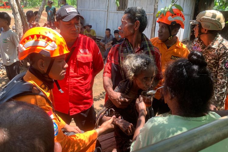 Tim SAR gabungan sedang mendampingi Falentika Floregina (66) yang dilaporkan hilang di kebun Dusun Lirikelang, Desa Wuluwutik, Kecamatan Nita, Kabupaten Sikka, sejak Rabu (3/4/2024).