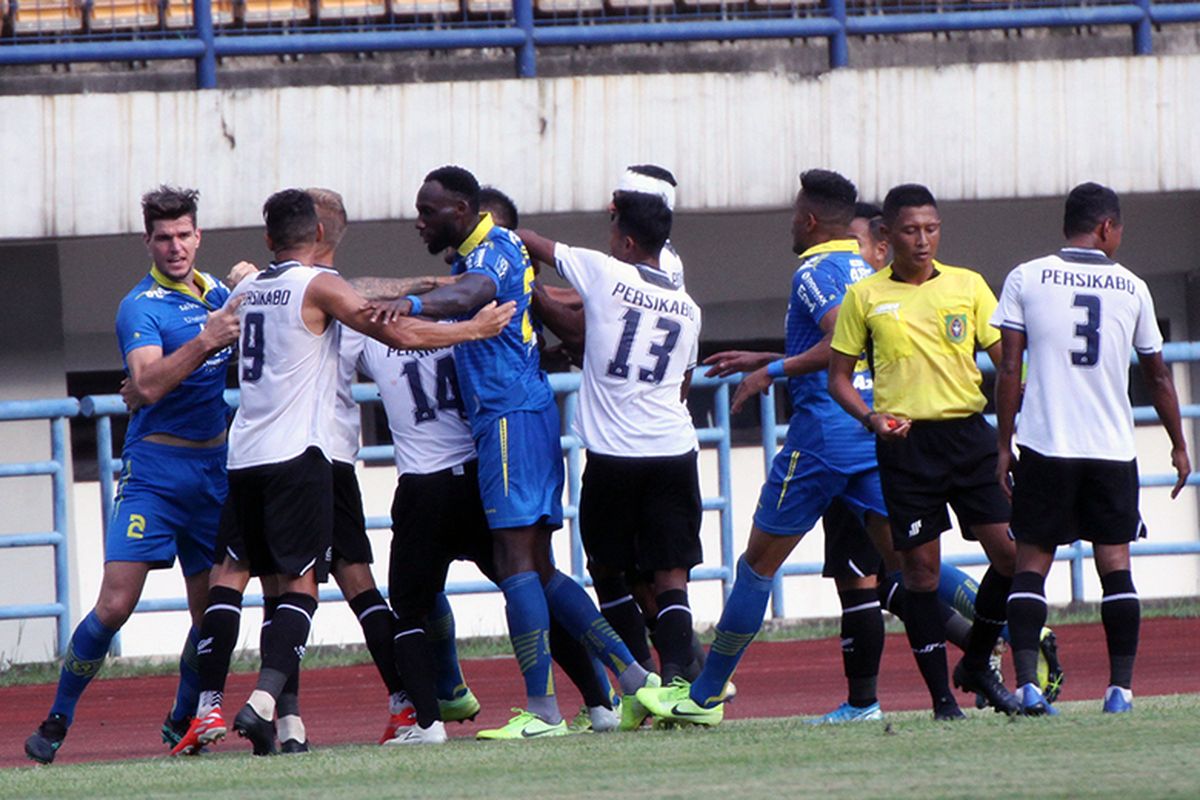 Pemain Persib Bandung dan Tira-Persikabo terlibat ketegangan saat kedua tim beruji tanding, di Stadion Gelora Bandung Lautan Api (GBLA), Jumat (21/2/2020). 