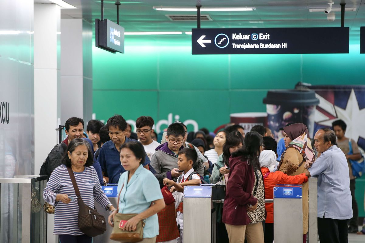 Suasana Stasiun MRT Bundaran Hotel Indonesia, Jakarta, Senin (25/3/2019). MRT Jakarta resmi beroperasi setelah diresmikan Presiden Joko Widodo pada Minggu (24/3/2019). Layanan pada fase operasi tidak berbayar dari Stasiun Lebak Bulus hingga ke Stasiun Bundaran HI akan dimulai pada pukul 05.30 WIB hingga 22.30 WIB.