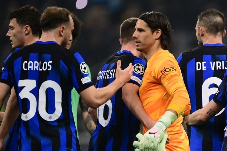 Inter Milan menorehkan catatan istimewa kala mengalahkan Atletico Madrid pada laga leg pertama babak 16 besar Liga Champions 2023-2024, Rabu (21/2/2024) dini hari WIB. Kiper Yann Sommer merayakan kemenangan tersebut bersama bek Carlos Augusto.