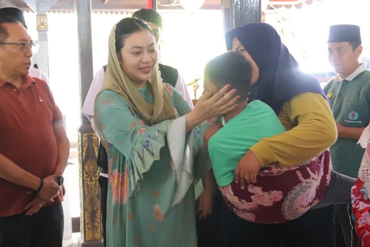 Bupati Brebes Salurkan Alat Bantu dan Sembako untuk 72 Penyandang Disabilitas