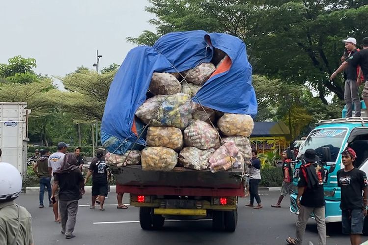 Truk yang dihentikan oleh massa ODOL di Surabaya, Kamis (19/6/2025).