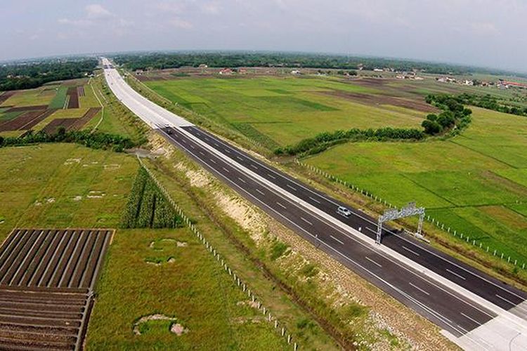 Ruas jalan tol Pejagan-Brebes Timur, Jawa Tengah, difoto dari udara, Minggu (26/6/2016). Ruas yang merupakan bagian dari Tol Trans-Jawa tersebut saat ini sudah dibuka dan bisa dimanfaatkan untuk jalur mudik Lebaran 2016.