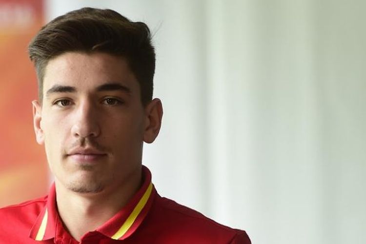 Bek sayap Spanyol, Hector Bellerin, meninggalkan ruang konferensi pers di Schruns, Austria, pada 30 Mei 2016.