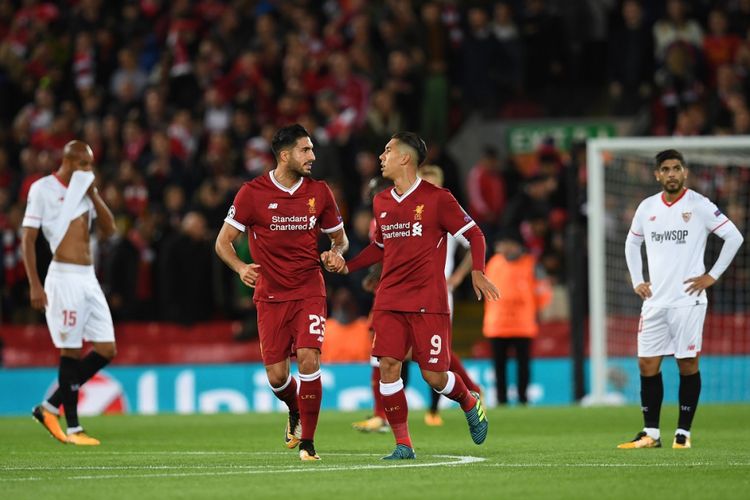 Emre Can dan Roberto Firmino merayakan gol Liverpool ke gawang Sevilla pada pertandingan Liga Champions di Anfield, Rabu (13/9/2017).