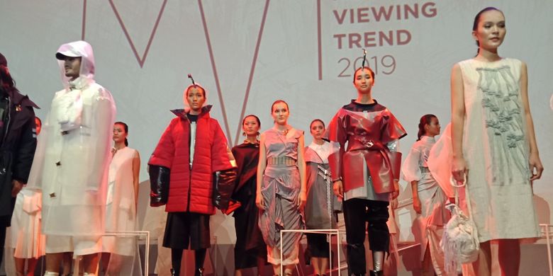 Indonesian Fashion Chamber mengadakan media viewing trend 2018 di Ice Palace, Lotte Shopping Avenue, Jakarta Selatan, Senin (26/3/2018). Sejumlah desainer tanah air mempertunjukkan karyanya dari lintas kategori, yaitu avant garde, urban, muslim, dan evening wear.