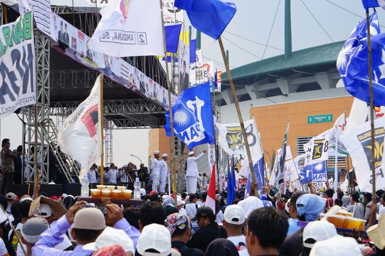 Para pendukung calon presiden nomor urut 02 Prabowo Subianto mulai memadati lapangan di Stadion Pakansari, Cibinong, Bogor, Jawa Barat, Jumat (29/3/2019).