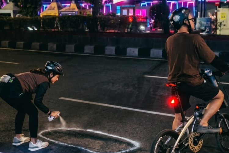 Berawal dari Hobi Bersepeda, Komunitas Tegak Lurus Tandai Jalan Berlubang demi Keselamatan Pengguna Jalan