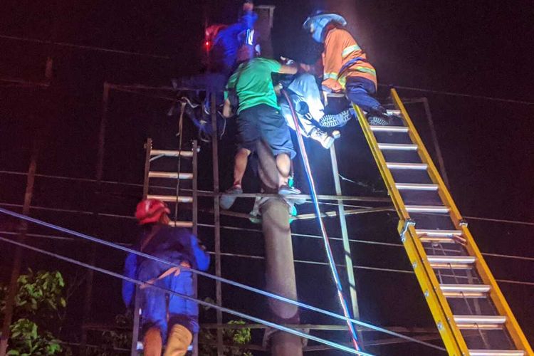 Tim SAR gabungan berhasil menyelamatkan Agus Cahyono (35), seorang pekerja yang tersengat listrik saat memperbaiki baliho di Jalan Sentanu, Desa Bumiharjo, Kecamatan Borobudur, Kabupaten Magelang, Jawa Tengah, Rabu (12/1/2022) malam.