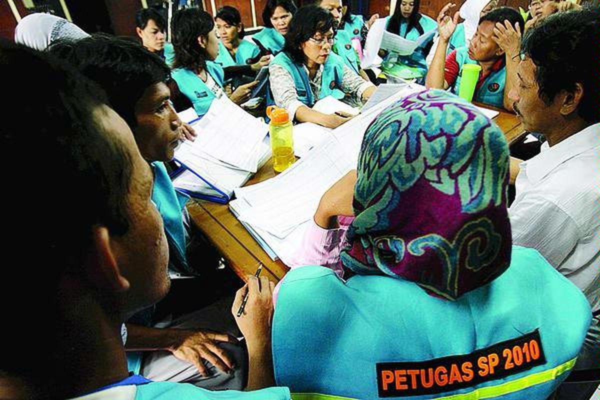 Para relawan pencacah sensus mendiskusikan data hasil sensus dari lapangan kepada koordinator di Kelurahan Bendungan Hilir, Kecamatan Tanah Abang, Jakarta, Senin (3/5). Pada Sensus Penduduk 2010, Badan Pusat Statistik merekrut 600.000 petugas pencacah penduduk.
