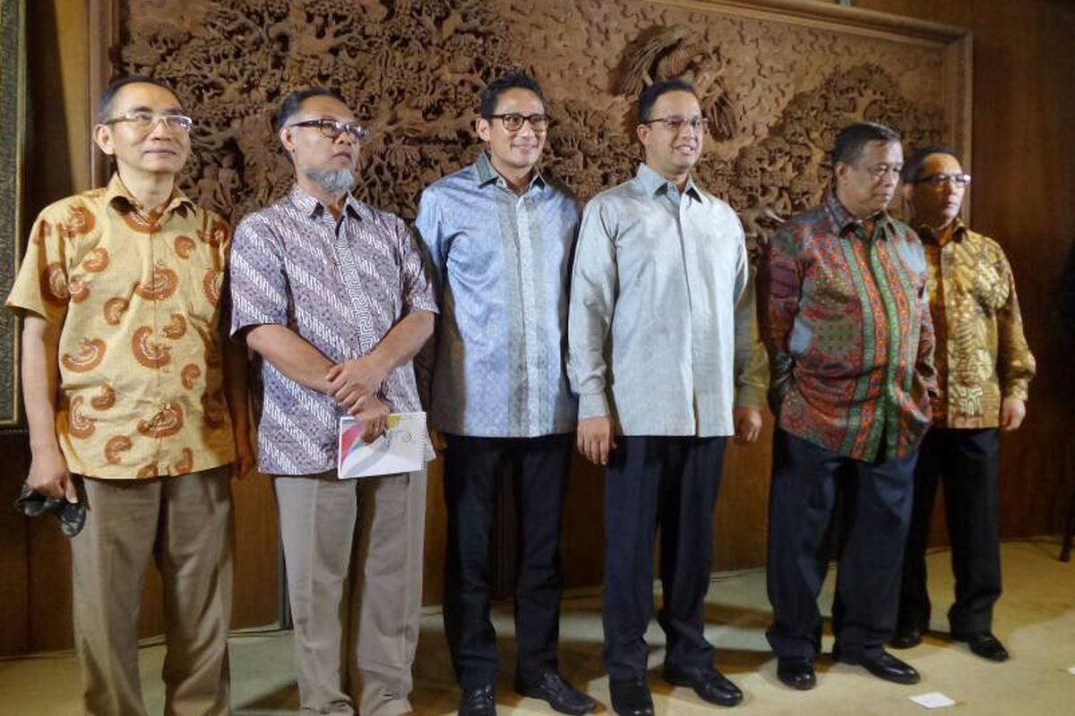 Gubernur dan Wakil Gubernur DKI Jakarta terpilih, Anies Baswedan dan Sandiaga Uno, memperkenalkan anggota tim yang membantu mereka menyerap aspirasi warga jelang pelantikan, Senin (8/5/2017). Mereka adalah Boy Sadikin, Djoko Santoso, Bambang Widjojanto, serta Adnan Pandu Praja. 