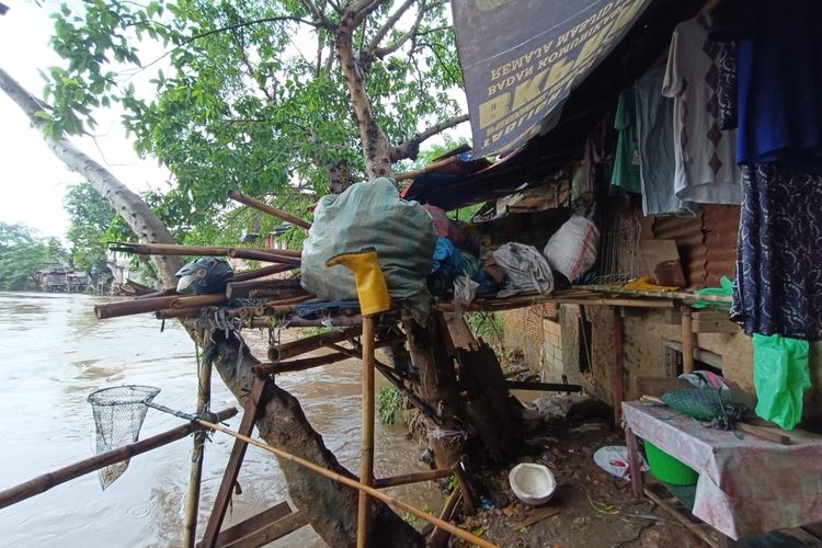 Permukiman di bagian belakang Kebon Pala yang masuk dalam kawasan RT 010 dan RT 011 di RW 05 Kelurahan Kampung Melayu. Lokasinya berada tepat di bantaran Kali Ciliwung, Kecamatan Jatinegara, Jakarta Timur, Jumat (3/3/2023).