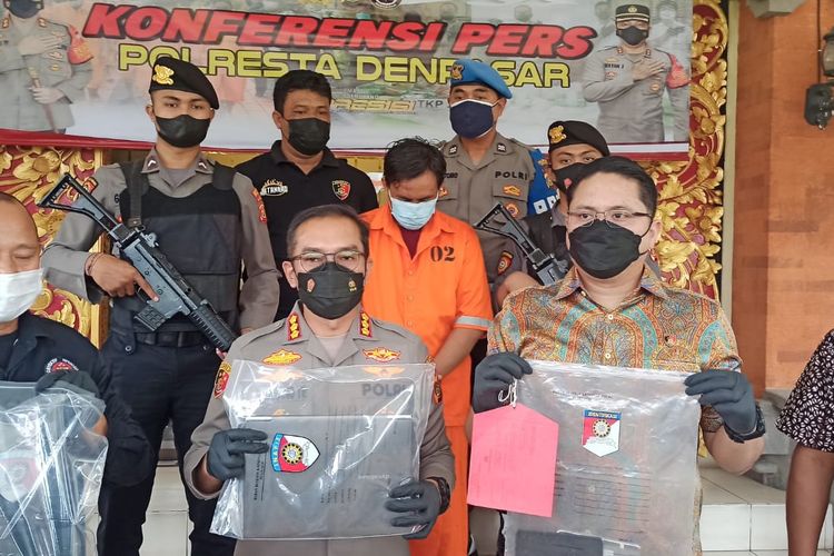 Kepala Polresta (Kapolresta) Denpasar AKBP Bambang Yugo Pamungkas menunjukan BB laptop saat memimpin rilis pengungkapan kasus pencurian di RSUP Sanglah Denpasar, yang digelar di Mapolresta Denpasar pada Jumat (22/7/2022). Kompas.com/ Yohanes Valdi Seriang Ginta