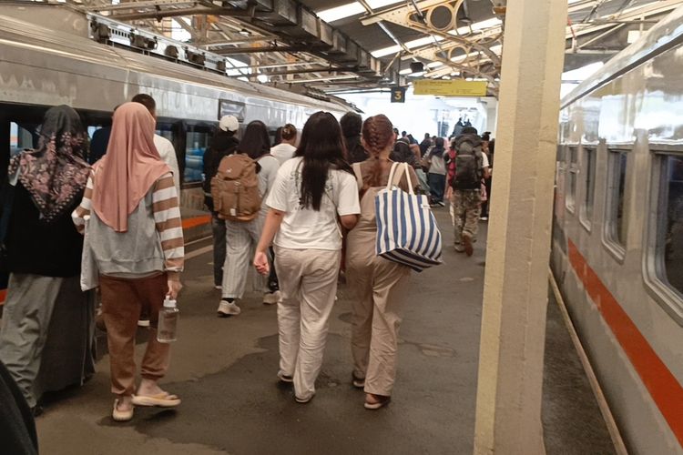 Penumpang Commuter Line Bandung Raya Terus Naik, Stasiun Bandung Jadi yang Tersibuk