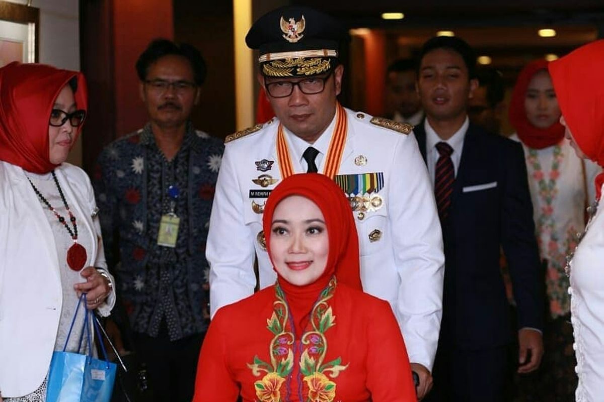 Ridwan Kamil terlihat mendorong kursi roda sang istri, Atalia Prataya, yang masih lemah pasca operasi,  sepanjang acara pelantikan gubernur di Istana Negara, Rabu (5/9/2018).