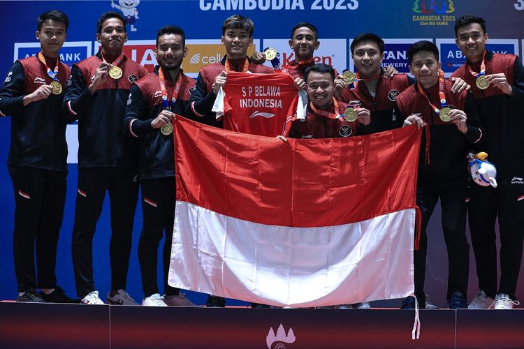 Tim bulu tangkis putra Indonesia meraih medali emas SEA Games 2023 nomor beregu setelah mengalahkan Malaysia di partai final di Morodok Techo Badminton Hall, Kamis (11/5/2023). Artikel ini memuat klasemen medali SEA Games 2023. 