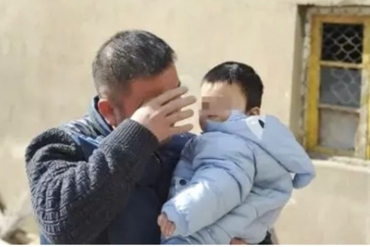 Seorang tahanan menangis setelah bertemu dengan anaknya usai mendapat kebebasan lima hari berkat amnesti sementara yang diberikan pemerintah China dalam rangka mengambut Tahun Baru Imlek