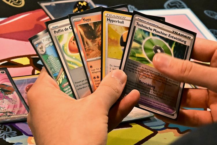 Sebanyak 2.678 kartu Pokemon dari luar negeri milik penumpang pesawat ditahan oleh petugas Bea Cukai Bandara Soekarno-Hatta. Apa alasannya?