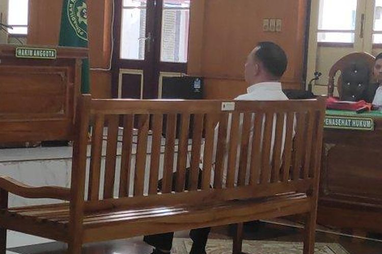 Bupati Labuhanbatu nonaktif Erik Adtrada Ritonga menghadapi sidang perdananya di Pengadilan Negeri Medan, Kamis (30/5/2024).
