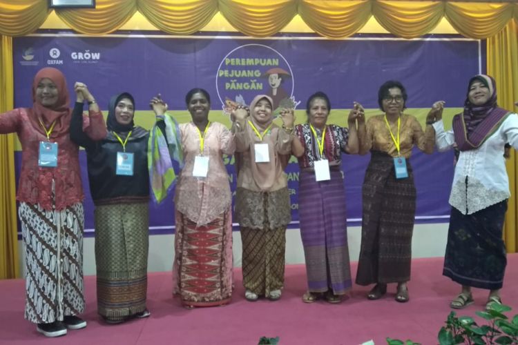 Tujuh perempuan pejuang pangan yang dipilih dari berbagai wilayah di Indonesia mendapat penghargaan dari Oxfam. Penganugerahan diberikan di Mataram, Kamis (20/12/2018). 