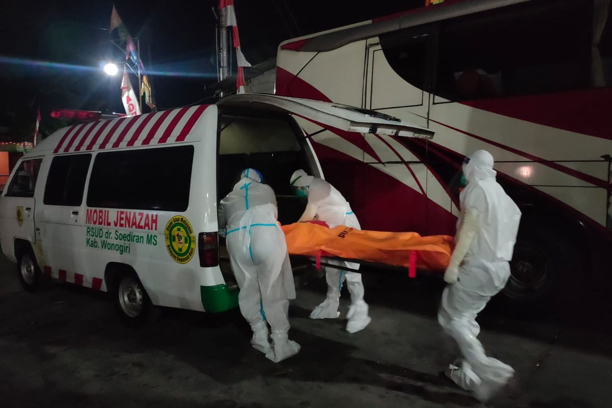 EVAKUASI—Petugas medis mengevakuasi jenazah RAS yang ditemukan meninggal didalam bus tujuan Jakarta-Wonogiri untuk dibawa ke RSUD dr. Soediran Mangun Sumarso Kabupaten Wonogiri, Sabtu (21/8/2021).