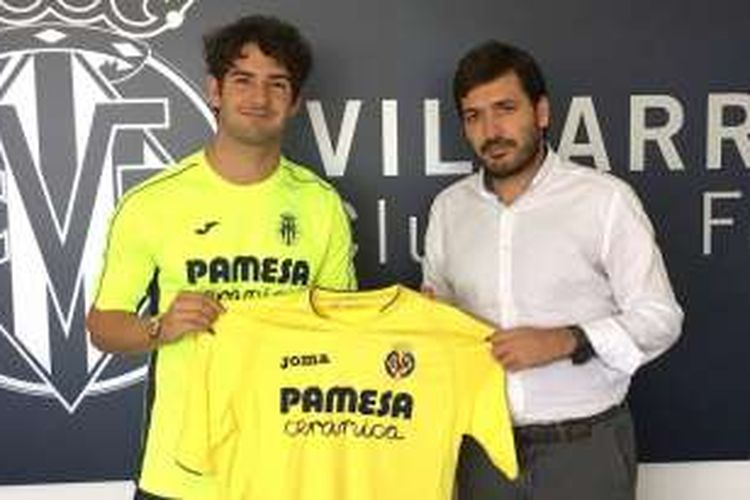Striker asal Brasil, Alexandre Pato (kiri), resmi pindah ke Villarreal setelah musim lalu berstatus pemain pinjaman di Chelsea. Villarreal mengonfirmasi Pato dibeli dari Corinthians pada Rabu (27/7/2016).