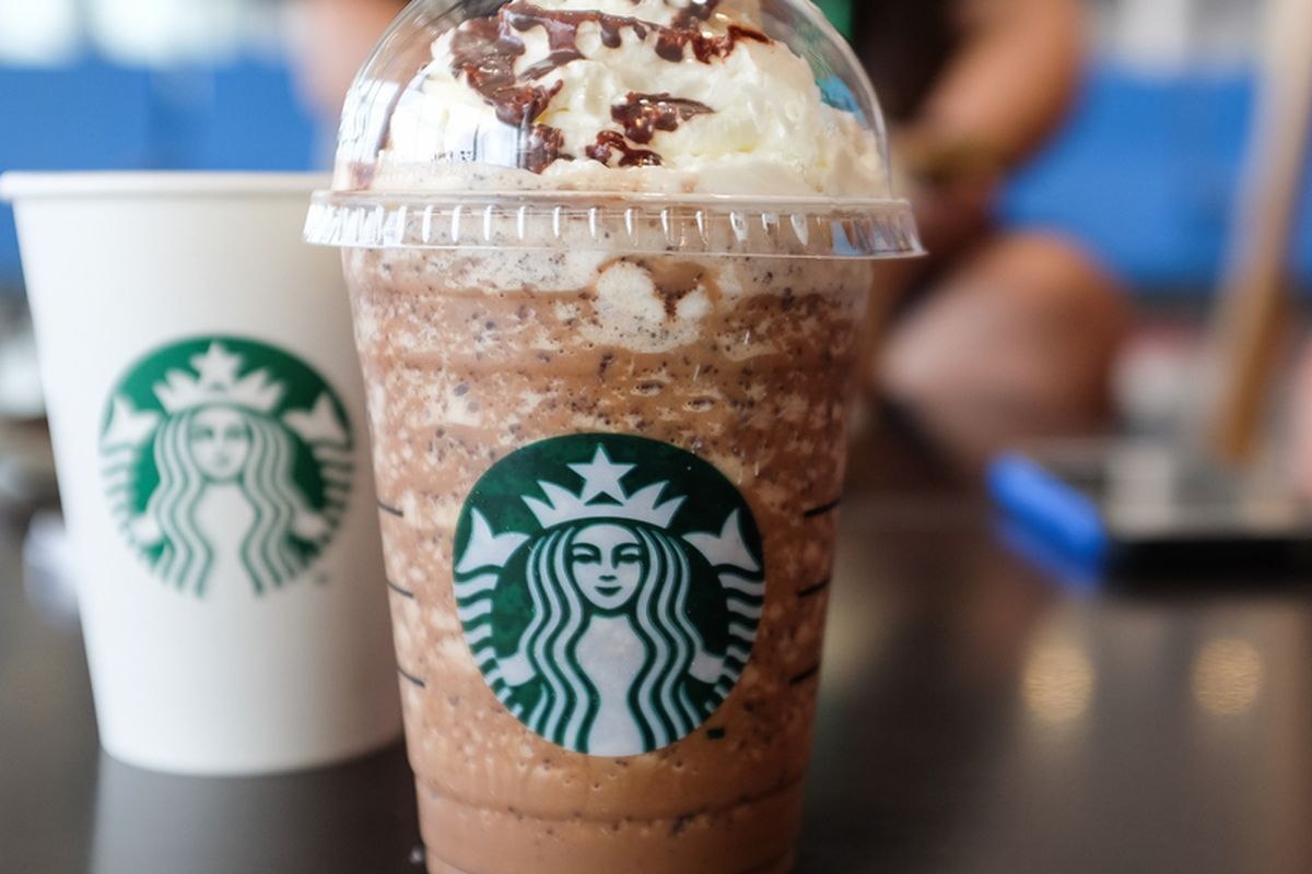 Gelas plastik dan karton Starbucks