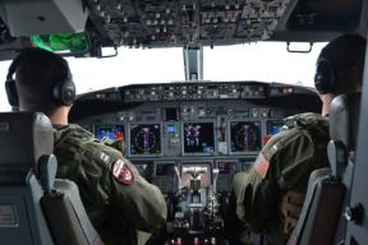 Dalam foto yang dirilis Angkatan Laut AS ini memperlihatkan Letnan Clayton Hunt (kiri) dan Letnan Nicholas Horton, sedang mengendalikan pesawat pengintai P-8A Poseidon di atas Samudra Hindia untuk membantu pencarian pesawat Malaysia Airlines MH370 yang hilang.
