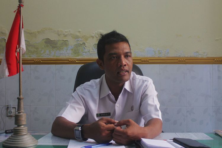Kepala Desa Melangasri Anggit Ardiyanto, cegah penyebaran virus corona sejumlah kawasan didesanya membatasi jam berkunjung tamu hanya 15 menit.