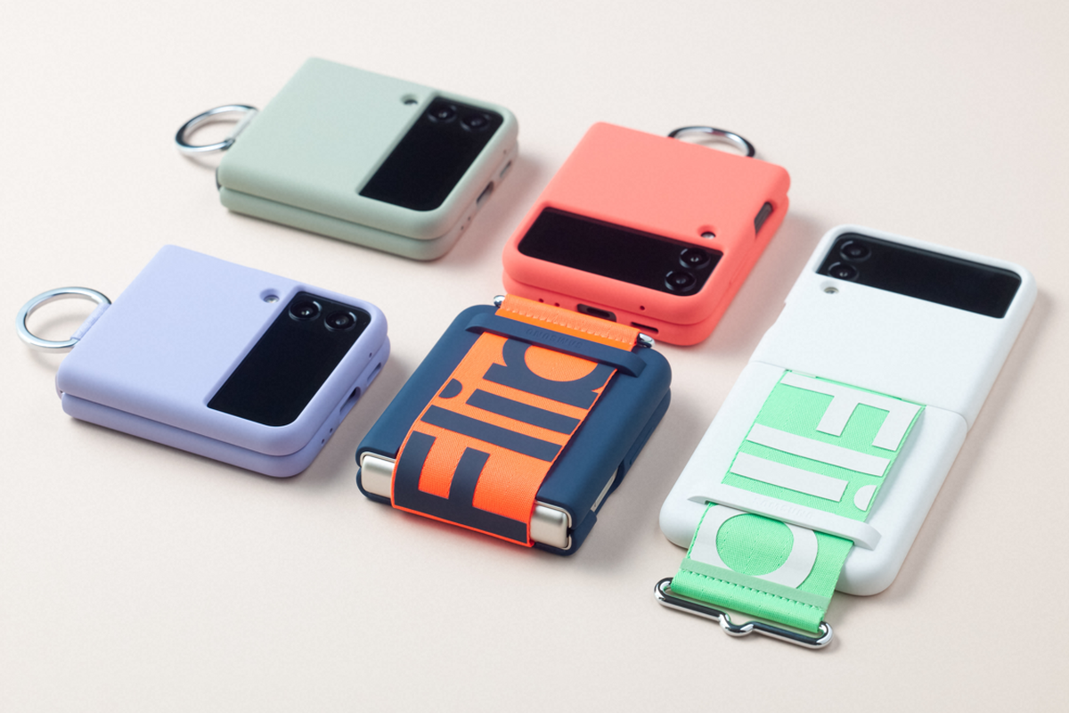 Galaxy Z Flip3 dengan aksesori strap dan ring cover.